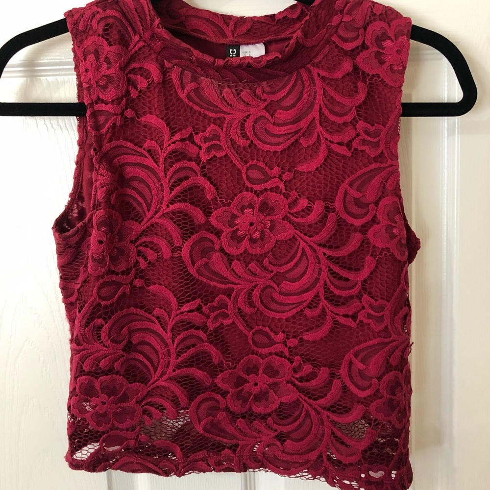 Divided layered lace sleeveless crop top